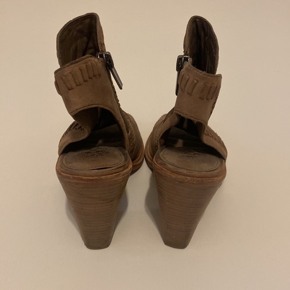 Vince Camuto block heel shoes, Size 5 - Picture 4 of 5